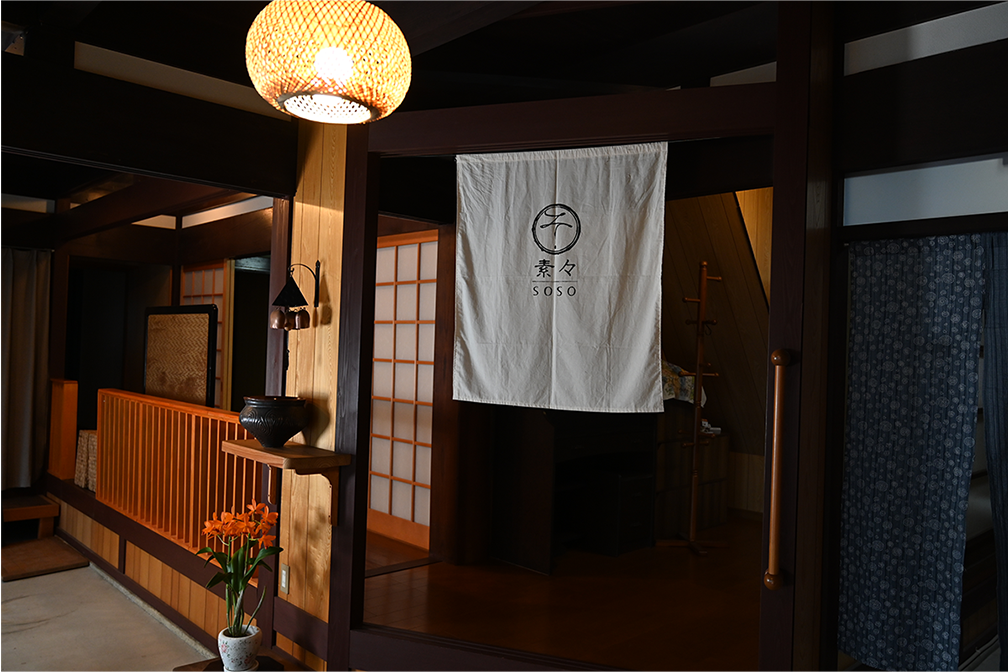 店舗入り口ののれんの画像