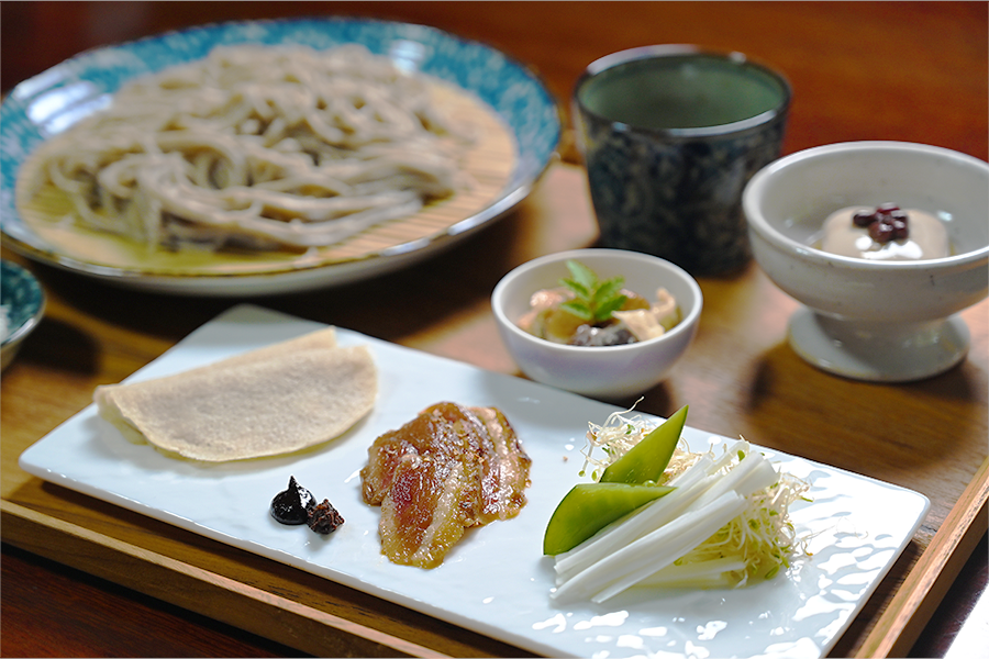 もりそばや小鉢料理などがセットになった季節の薬膳料理の画像